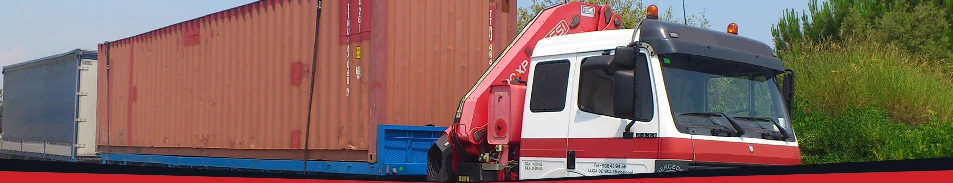 Empresa de transportes con camiones con grúas pluma