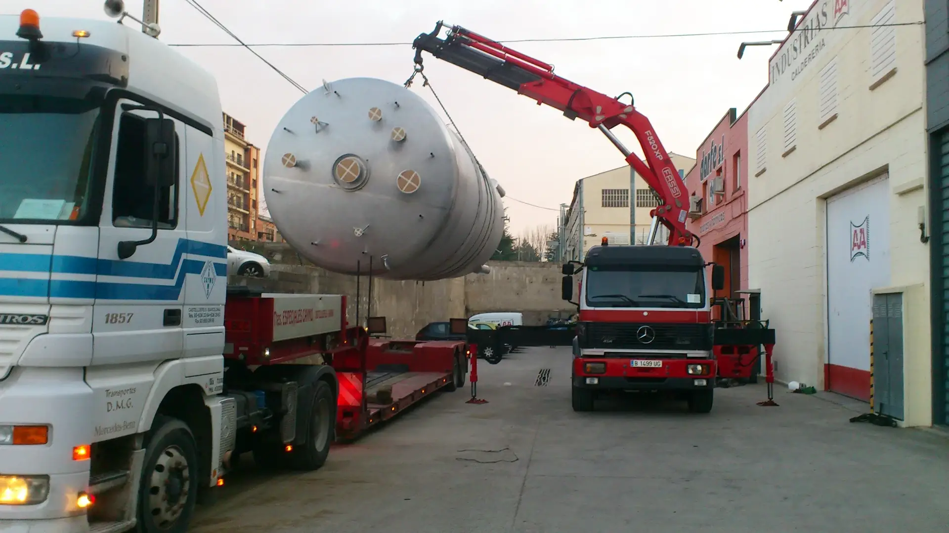 Transportes especiales con grúas pluma